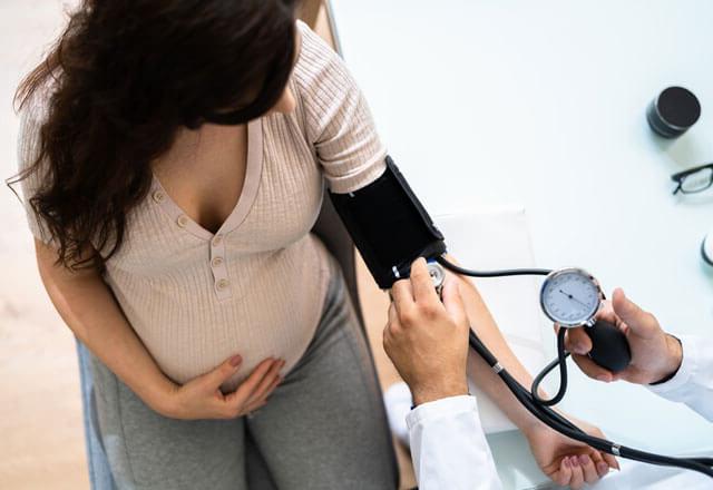 医生给孕妇量血压