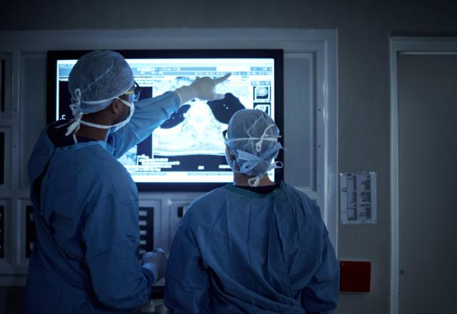 外科医生在心脏和血管研究所观察x光片